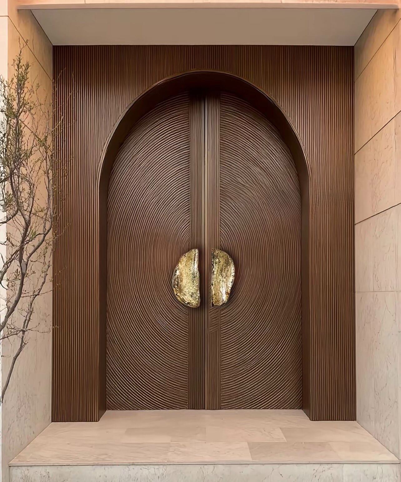 Porte monumentale en bois sculpté, entrée d’une résidence de prestige